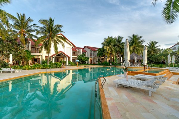 Quelles sont les solutions pour créer une zone de détente autour d'une piscine naturelle?